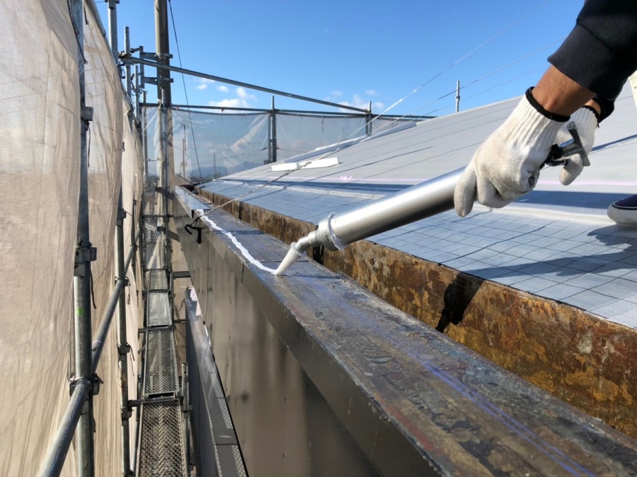 米原市でアパート屋根防水工事の先端部ウレタン防水緩衝工法作業