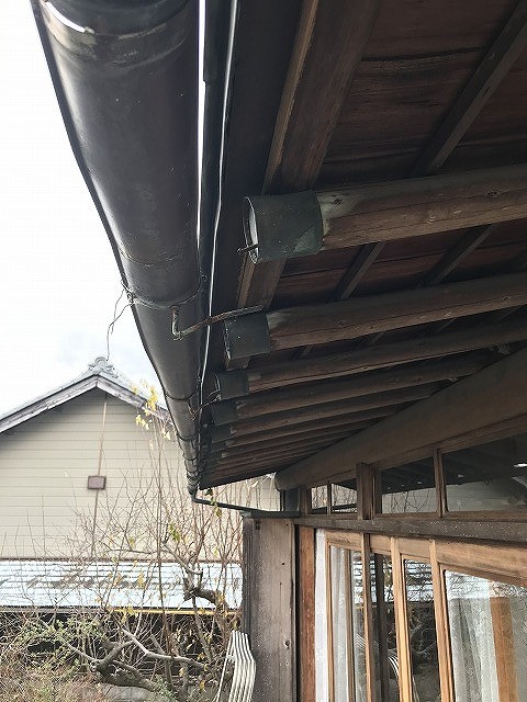 彦根市で、雨樋が割れていた為、新しく雨樋を交換しました。