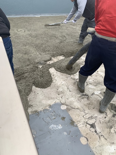 彦根市で陸屋根等の勾配をつけるために生コンクリート打設