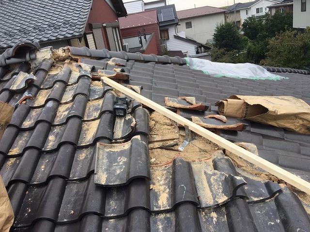 長浜市で台風で飛散した棟瓦の取り換え工事を行いました。