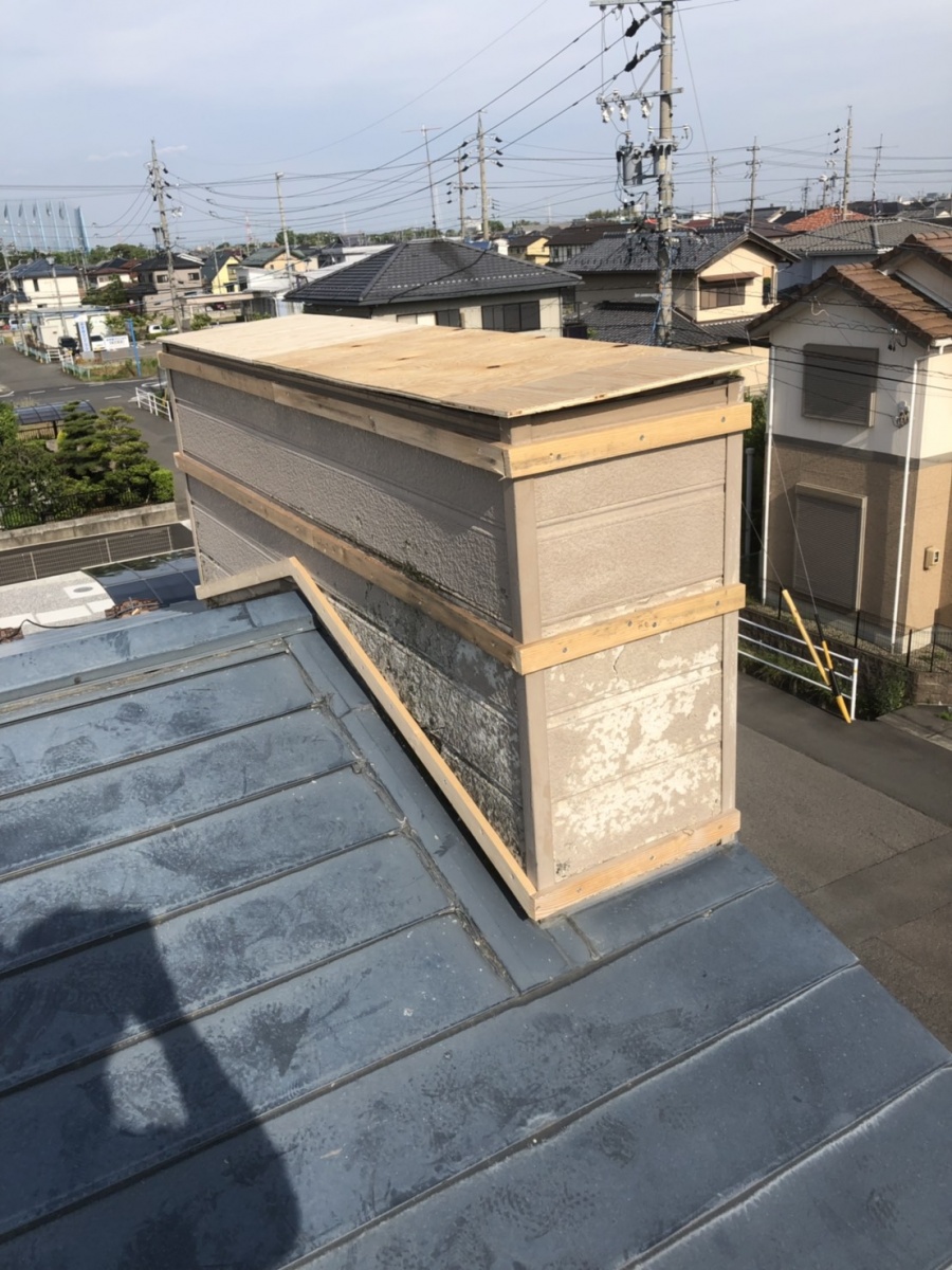 彦根市にて　アパートのトタン（板金）屋根の補修工事を行いました。