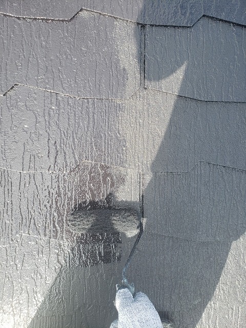 長浜市で、屋根塗装の中塗り上塗り塗装の作業をしました。