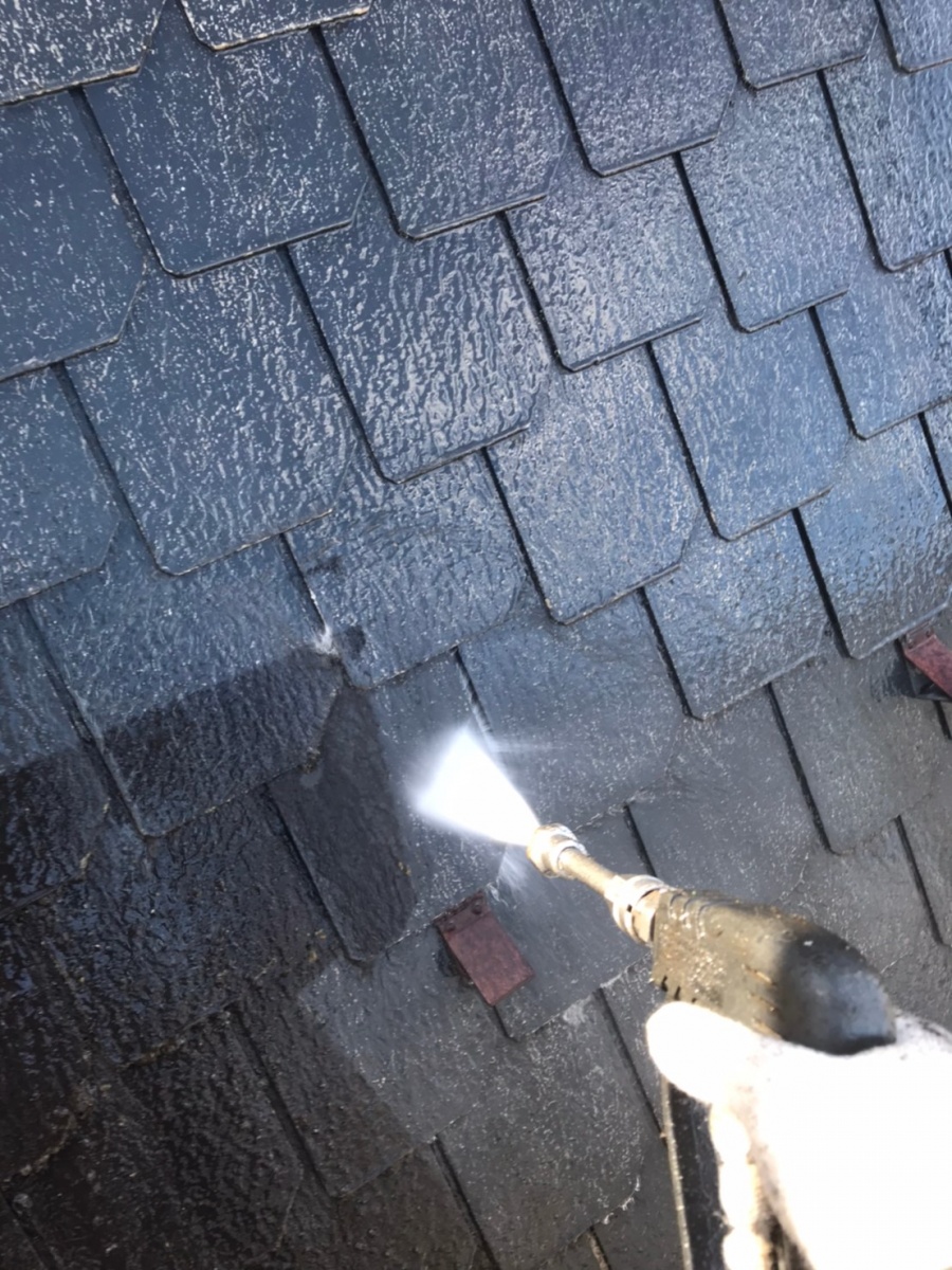 彦根市で、カラーベスト屋根の高圧洗浄作業と下塗り塗装