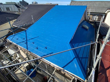 ファインパーフェクトベストで塗装し、鮮やかなベネチアブルー色に輝く施工後の屋根